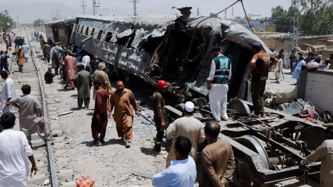 Pakistan : un attentat contre un train militaire fait plus de 30 morts