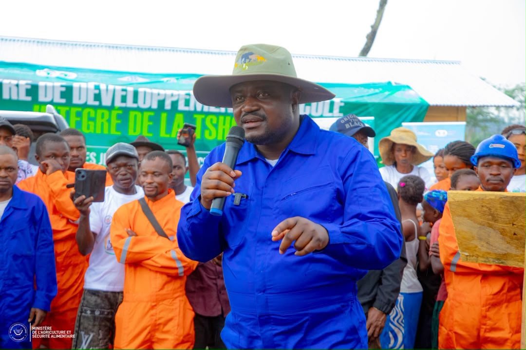 RDC : à Mangobo, le ministre Muhindo Nzangi lance le projet cacao au profit de 150 bénéficiaires
