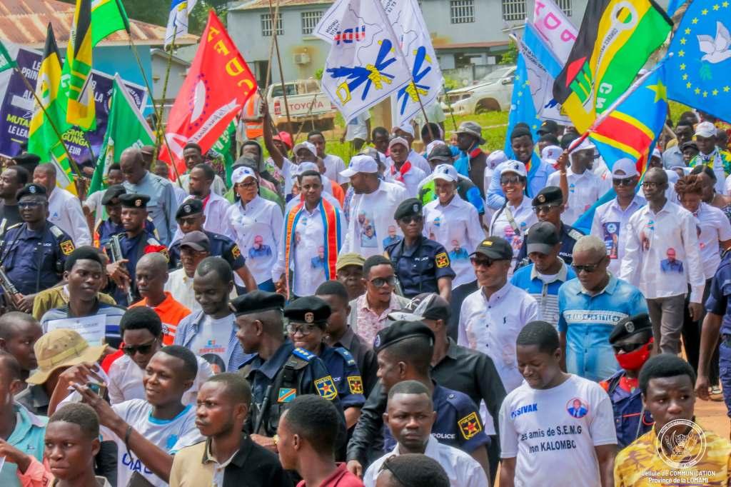 Lomami : La population manifeste massivement en soutien au Président Tshisekedi, aux FARDC et aux Wazalendos sous la conduite du Gouverneur Iron-Van Kalombo