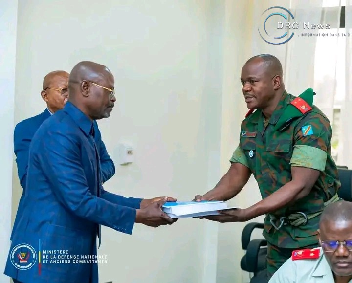 Réorganisation des FARDC : Le VPM de la Défense remet les Directives Ministérielles Permanentes aux unités de&nbsp;commandement