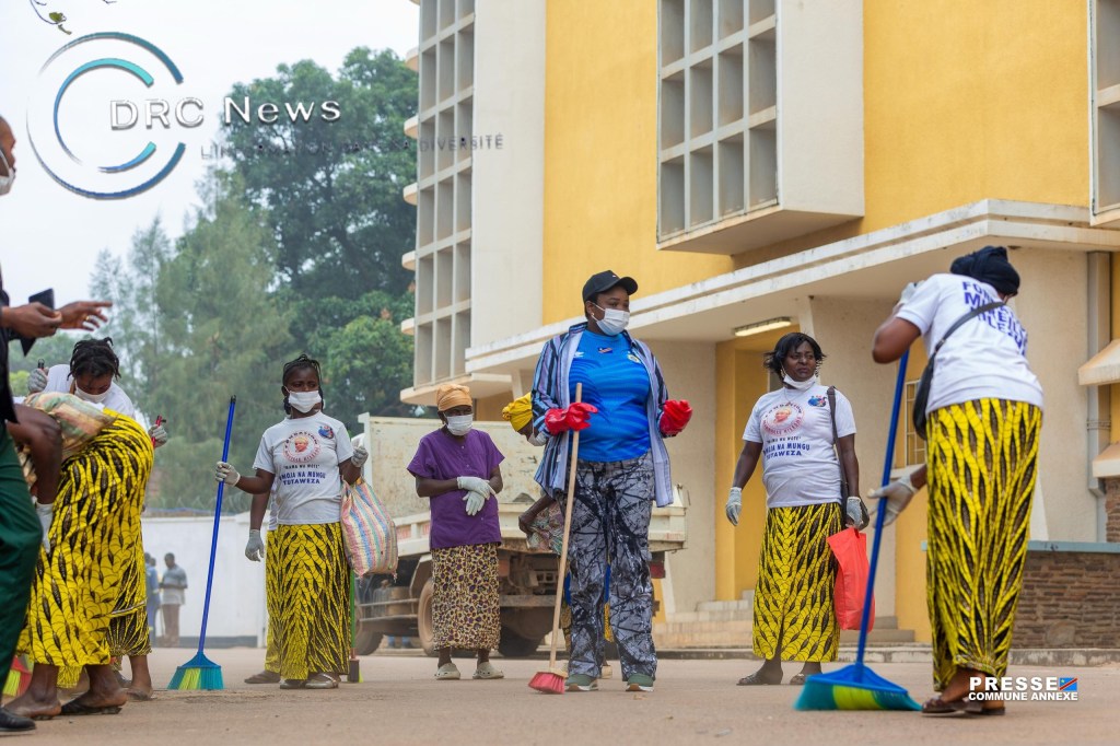 Lubumbashi : Mireille Kileshe donne le coup d’envoi du mois de la femme par une action d’assainissement.