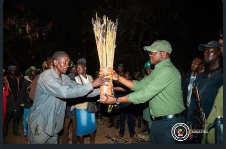 Moba : plus de soixante miliciens du groupe Mutono déposent volontairement les armes devant le gouverneur du&nbsp;Tanganyika